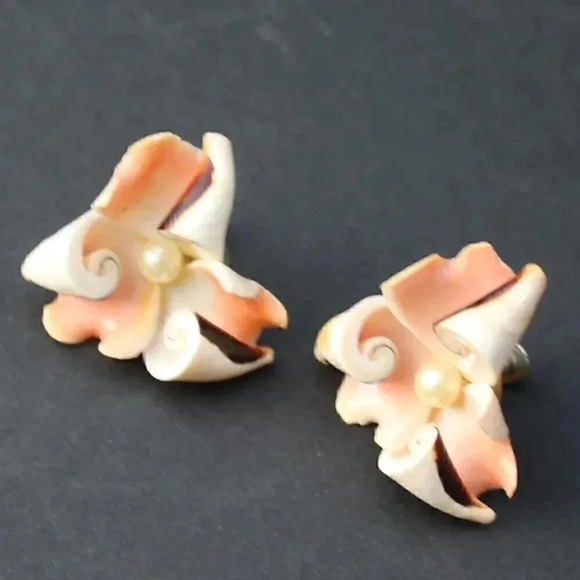 Vintage Peach Seashell Carved Clip On Screw Back Earrings Jewelry - Picture 2 of 3